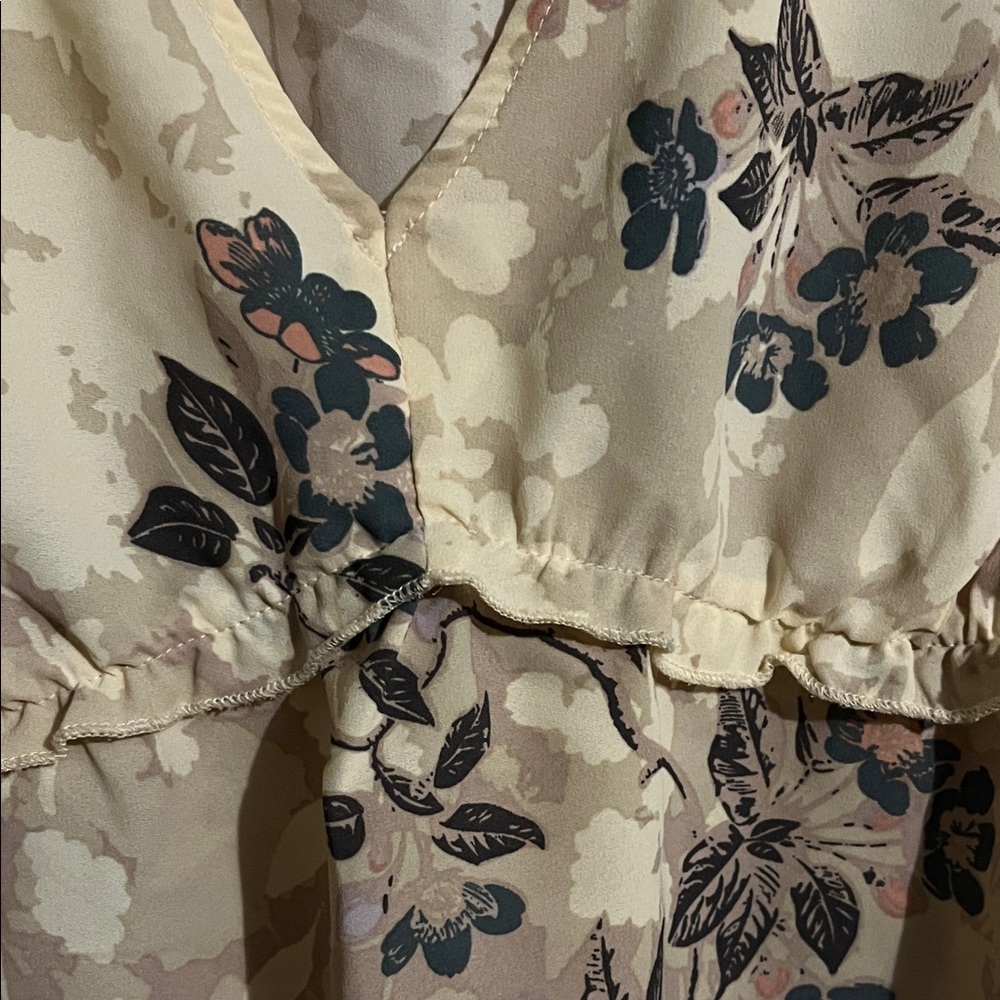 MAURICES Cream Floral V-Neck Blouse - Picture 4 of 9